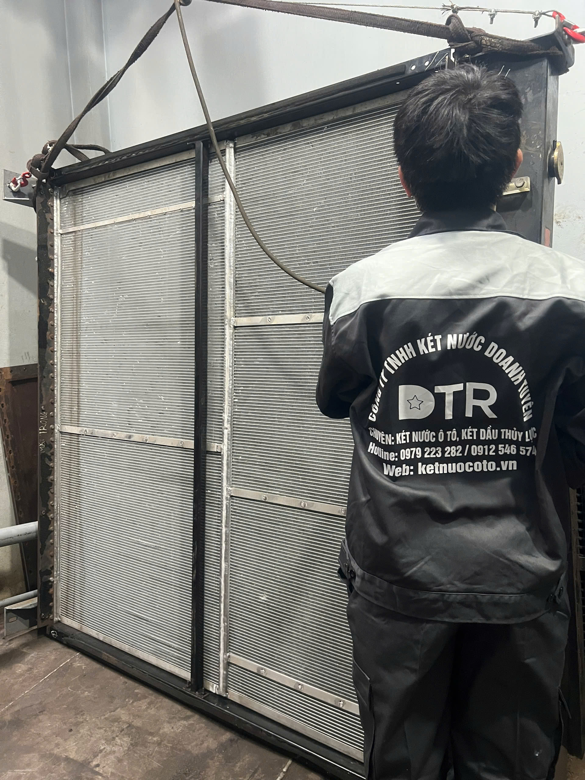 Lắp đặt két nước Komatsu PC 200-6